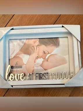Malden 4x6 Love at 1st Cuddle Frame. Excellent new condition